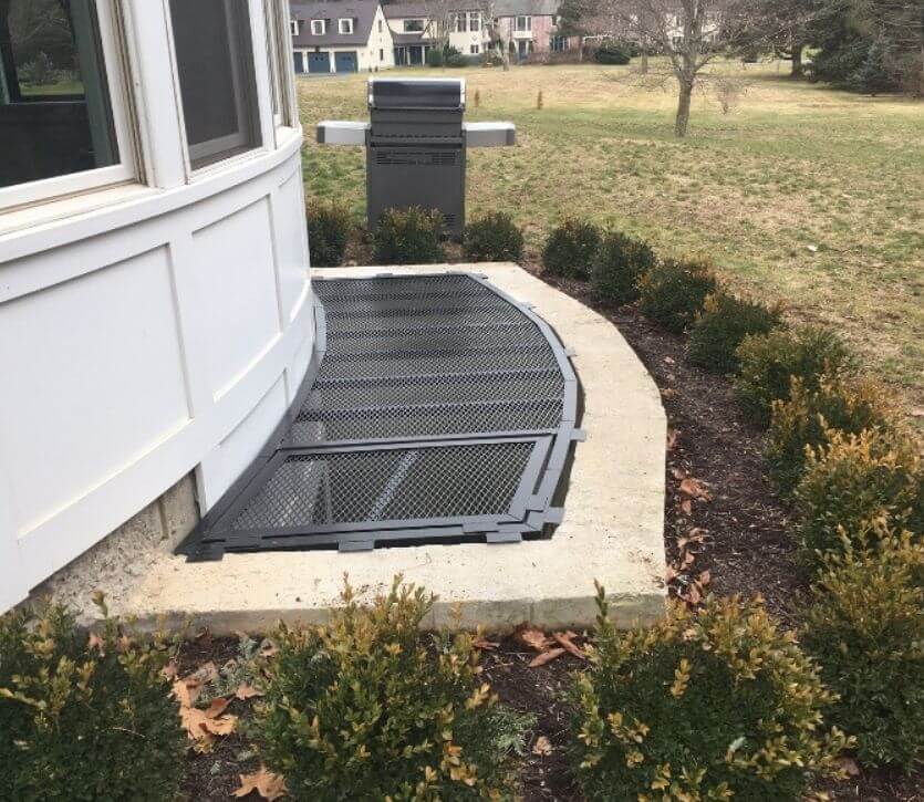 100 x 37 Grate with Escape Hatch on Extra Large Wells Curved
