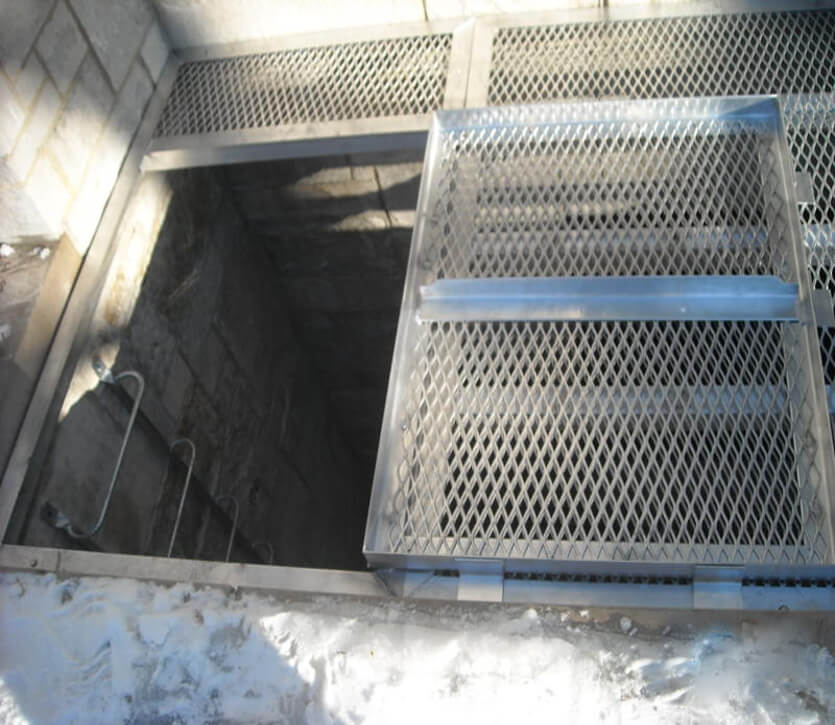 144 x 60 Grate with Escape Hatch on Extra Large Wells Open